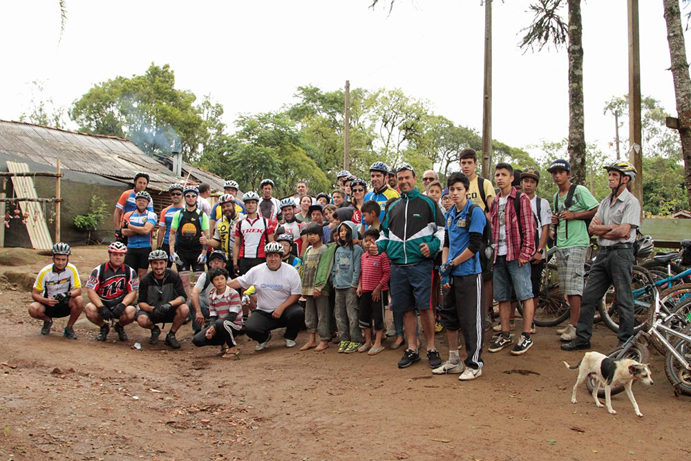 Pedal Social arrecadou alimentos e brinquedos para os índios da aldeia Araça-í 8 32100 Pedal Social arrecadou alimentos e brinquedos para os índios da aldeia Araça-í