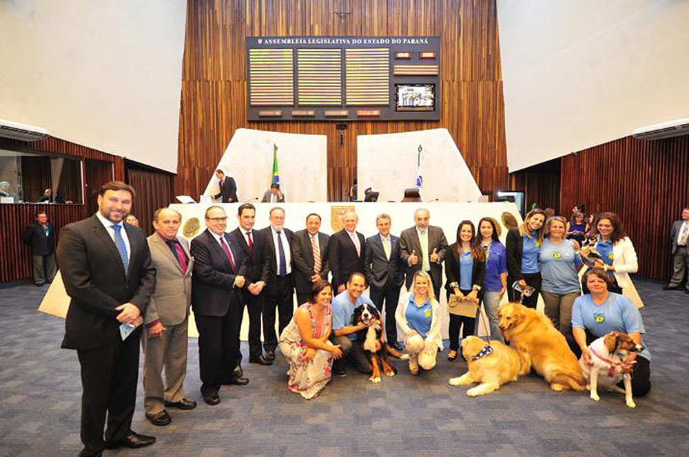 Traiano promulga a lei que autoriza a visita de animais domésticos em hospitais no Paraná 2 alep01 Traiano promulga a lei que autoriza a visita de animais domésticos em hospitais no Paraná
