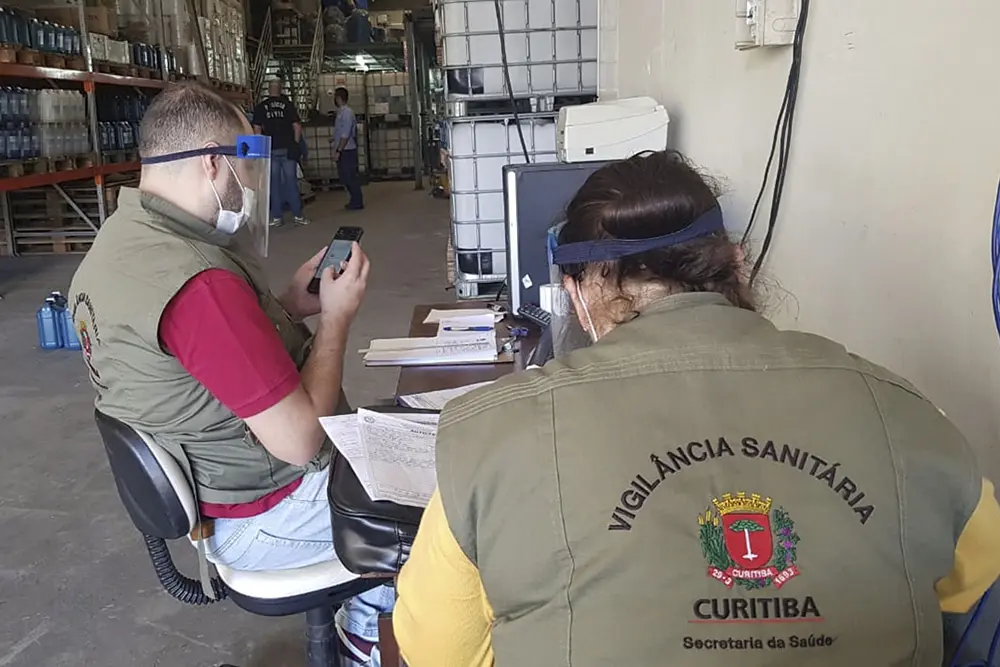 Vigilância Sanitária interdita fábrica irregular de álcool em gel em Curitiba 5 curitiba022 Vigilância Sanitária interdita fábrica irregular de álcool em gel em Curitiba