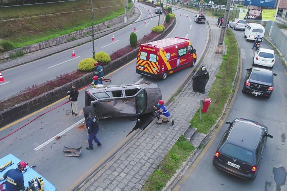 Guarda Municipal de Quatro Barras simula acidente de trânsito para conscientização sobre o Maio Amarelo 9 Maio Amarelo