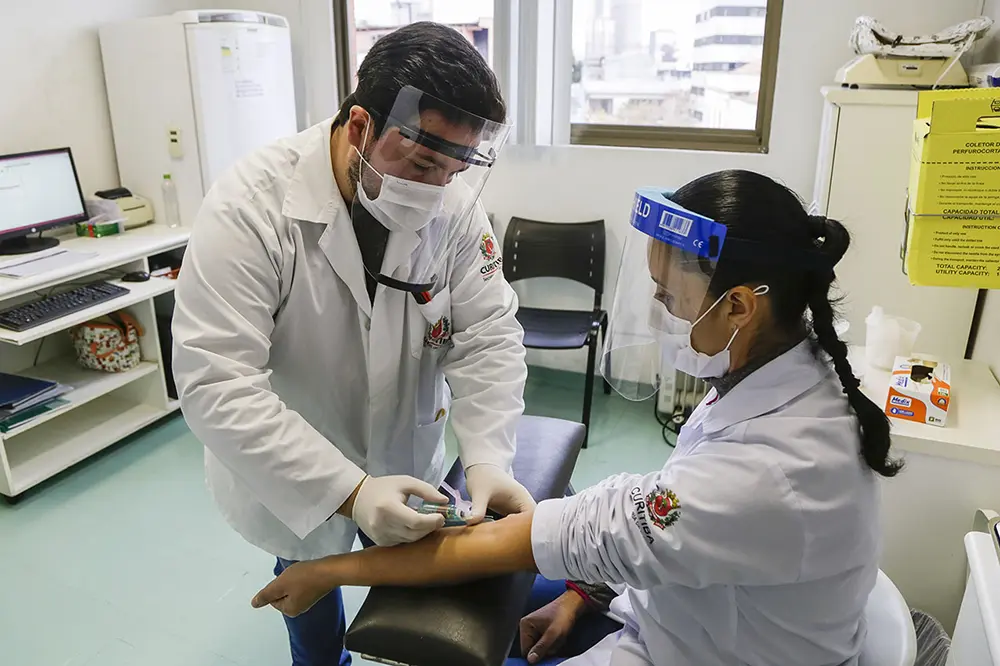 Profissionais de serviços essenciais em Curitiba fazem teste 2 serviços essenciais