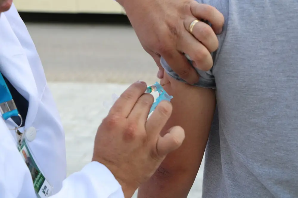 Secretaria de Saúde de Fazenda Rio Grande chama gestantes, puérperas e pais que ainda não levaram seus filhos para a vacinação contra a gripe 7 vacinação contra a gripe