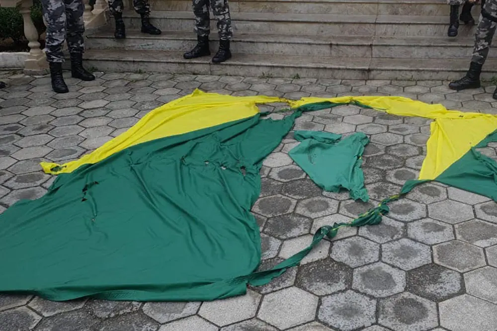PM resgata parte da Bandeira Nacional e apreende adolescente 4 PM resgata parte da Bandeira Nacional