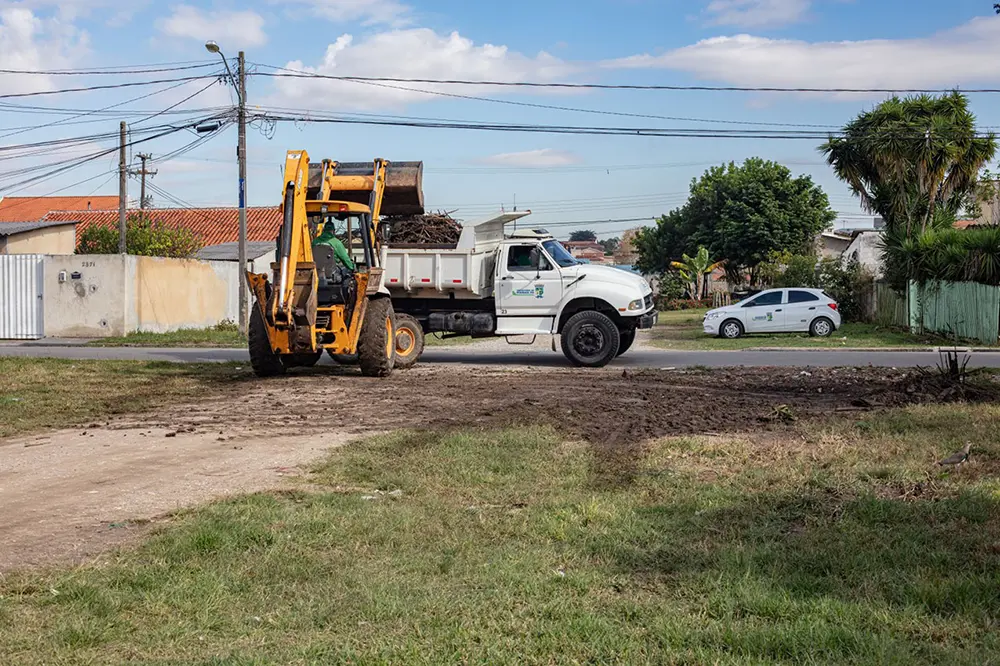 Ação da Semma realiza limpeza de áreas públicas com descarte irregular de lixo em Pinhais 9 limpeza de áreas públicas