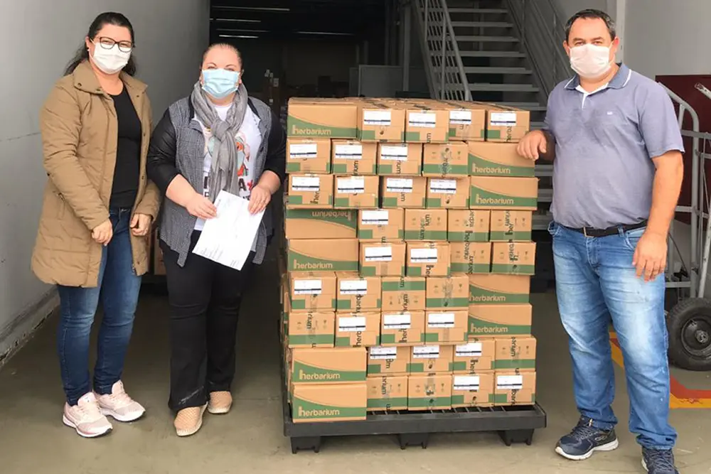 Prefeitura de Colombo recebe doação de 5 mil frascos de álcool em gel 8 colombo02 Prefeitura de Colombo recebe doação de 5 mil frascos de álcool em gel