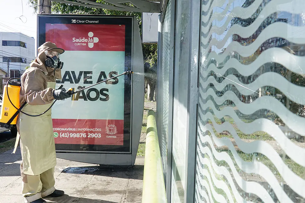 Urbs faz sanitização de pontos de ônibus em Curitiba 3 sanitização