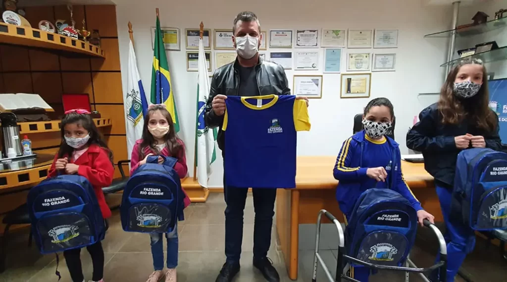 Alunas da Rede Municipal de Ensino de Fazenda Rio Grande recebem uniformes escolares 2 uniformes escolares