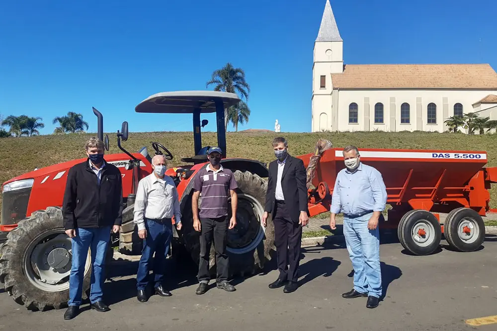 Deputado Luizão Goulart entrega equipamentos agrícolas em Piên 9 Deputado Luizão Goulart