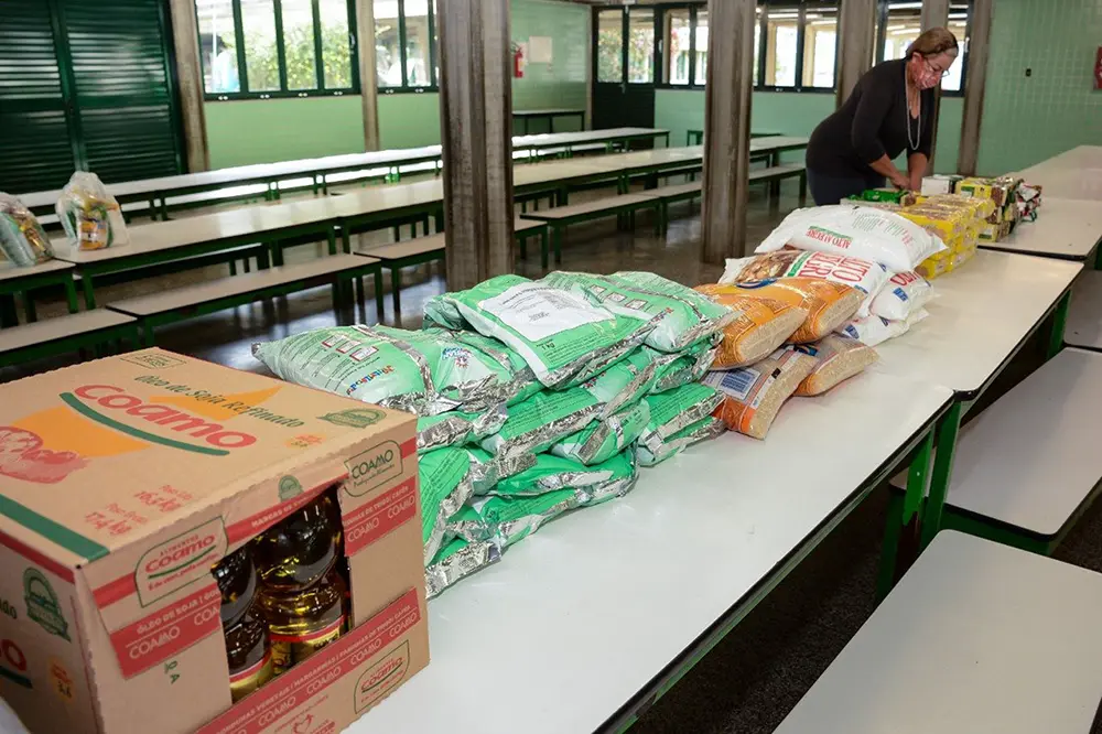 Pinhais distribui kit de alimentação escolar durante a suspensão das aulas 5 kit de alimentação escolar