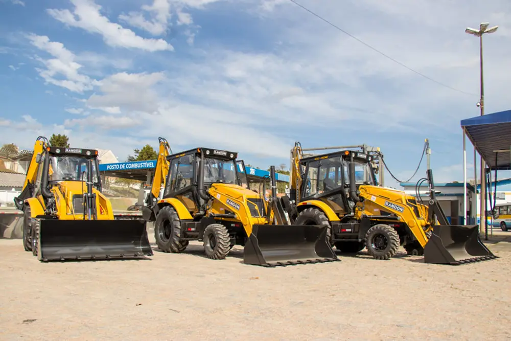 Novas retroescavadeiras são entregues para a Secretaria de Obras de São José dos Pinhais 9 Novas retroescavadeiras