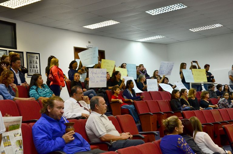 Protesto de educadores na Câmara Municipal de Pinhais resulta em suspensão da sessão em plenário