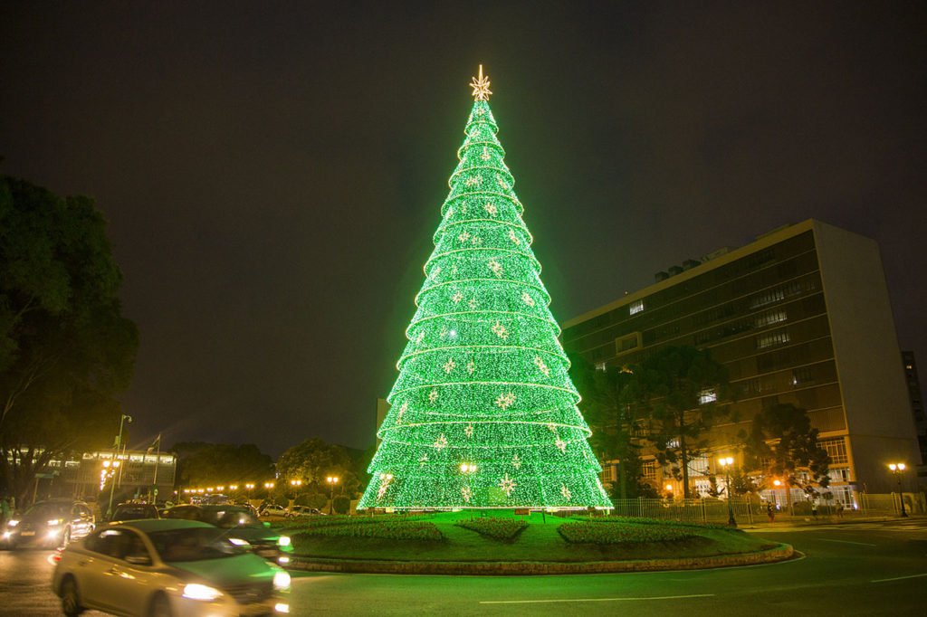 Decoração natalina se espalha por Curitiba e pode ser apreciada com toda segurança 2 Árvore de Natal do Centro Cívico