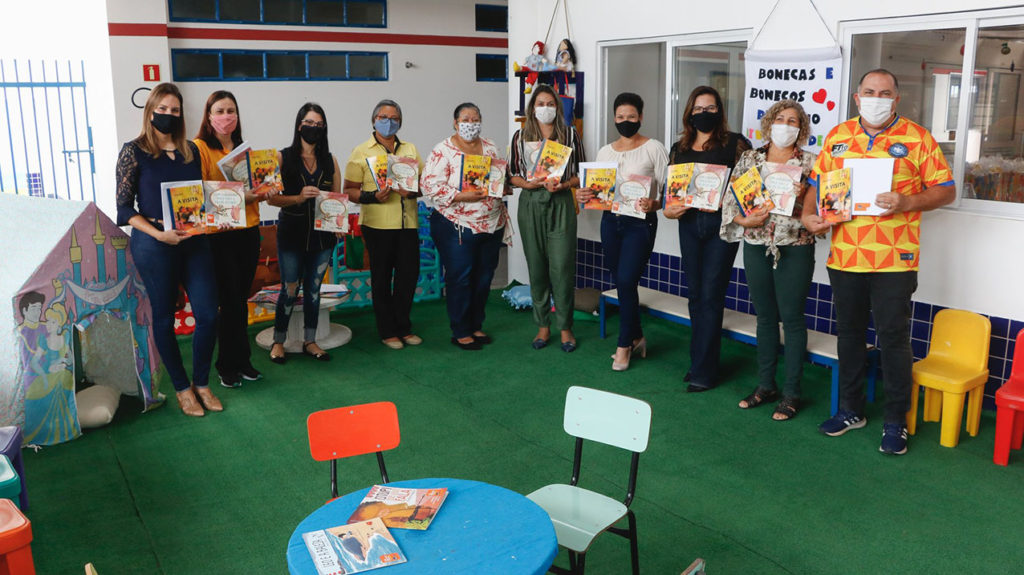 Projeto de incentivo à leitura doa 2 mil livros para alunos do município de Pinhais 1 incentivo à leitura