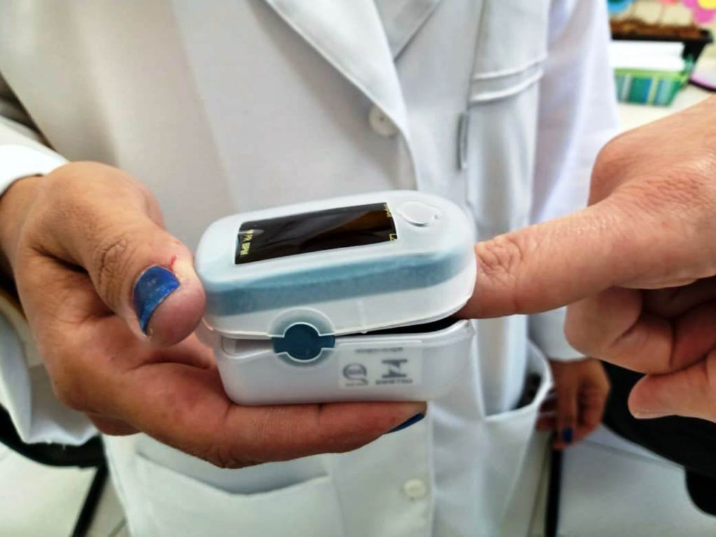 Pacientes com resultado positivo para a Covid-19 são monitorados pelas equipes de saúde de Pinhais 7 Durante as visitas, são utilizados oxímetros