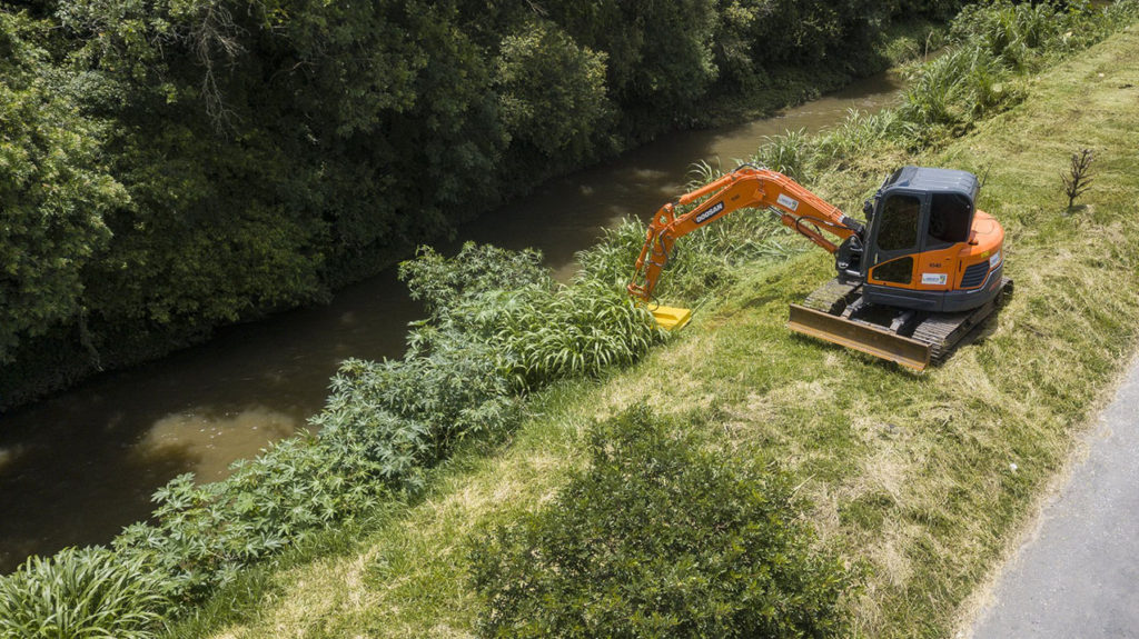 Limpeza das margens dos rios é constante em Pinhais 3 Limpeza das margens dos rios