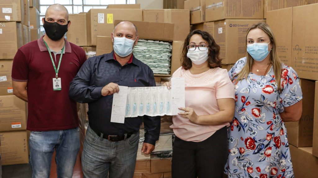 Pinhais faz parte de momento histórico do processo de vacinação da Covid-19 4 pinhais entrega insumos vacina foto roberto dziura jr 1176 Pinhais faz parte de momento histórico do processo de vacinação da Covid-19