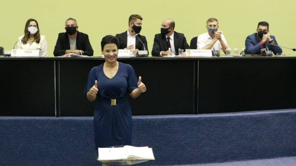 Marli Paulino enfatiza certeza de cumprimento de Plano de Governo 3 Prefeita de Pinhais, Marli Paulino, com a vice Rosa Maria, e diversas outras autoridades