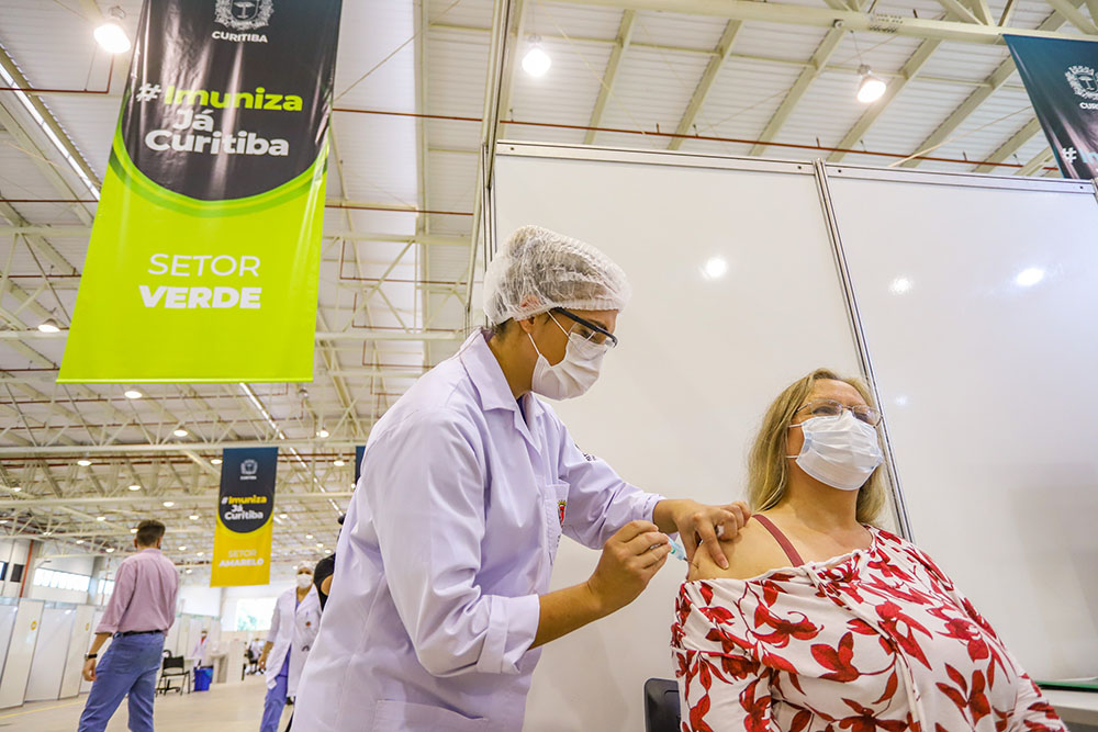Profissionais da linha de frente relatam “esperança” ao serem vacinados 4 curitiba imuniza 01 Profissionais da linha de frente relatam “esperança” ao serem vacinados