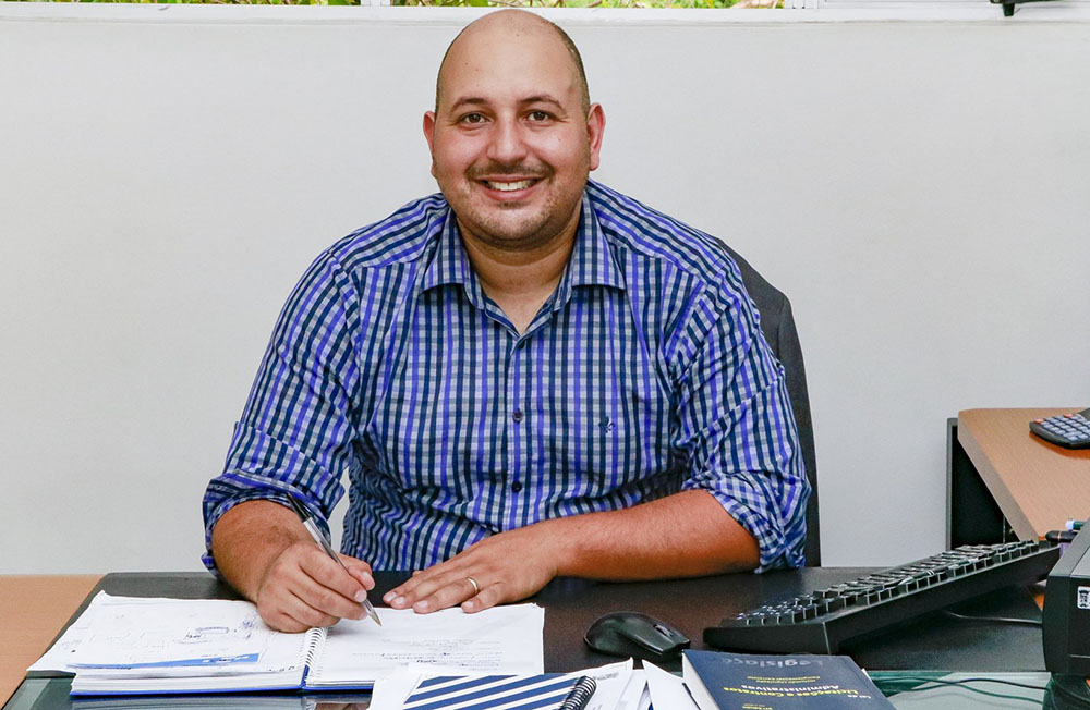 Secretaria de Administração de Pinhais tem novo secretário 9 pinhais Vinicius de Oliveira Martins Secretaria de Administração de Pinhais tem novo secretário