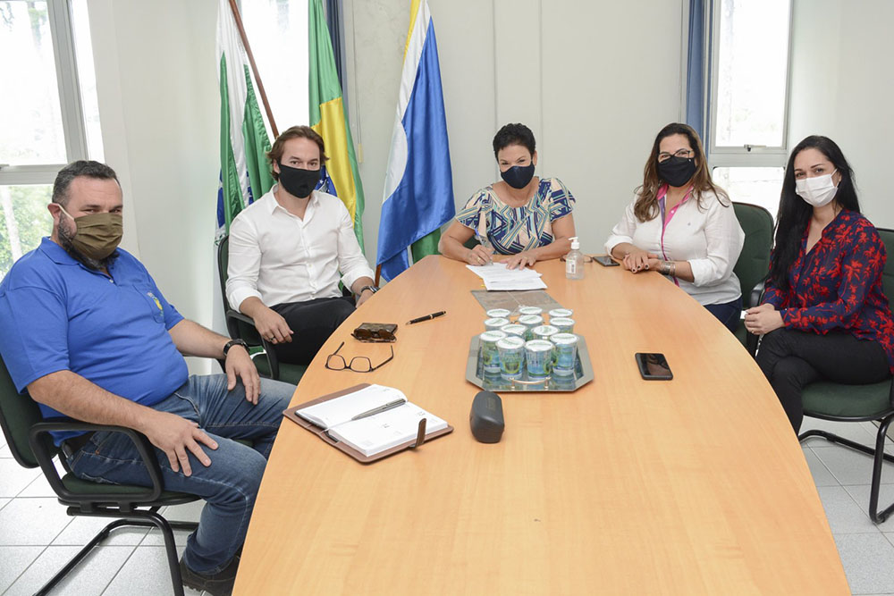 Marli Paulino assina Ordem de Serviço para revitalização da Rua Manoel Bandeira 3 pinhais manoel bandeira Marli Paulino assina Ordem de Serviço para revitalização da Rua Manoel Bandeira