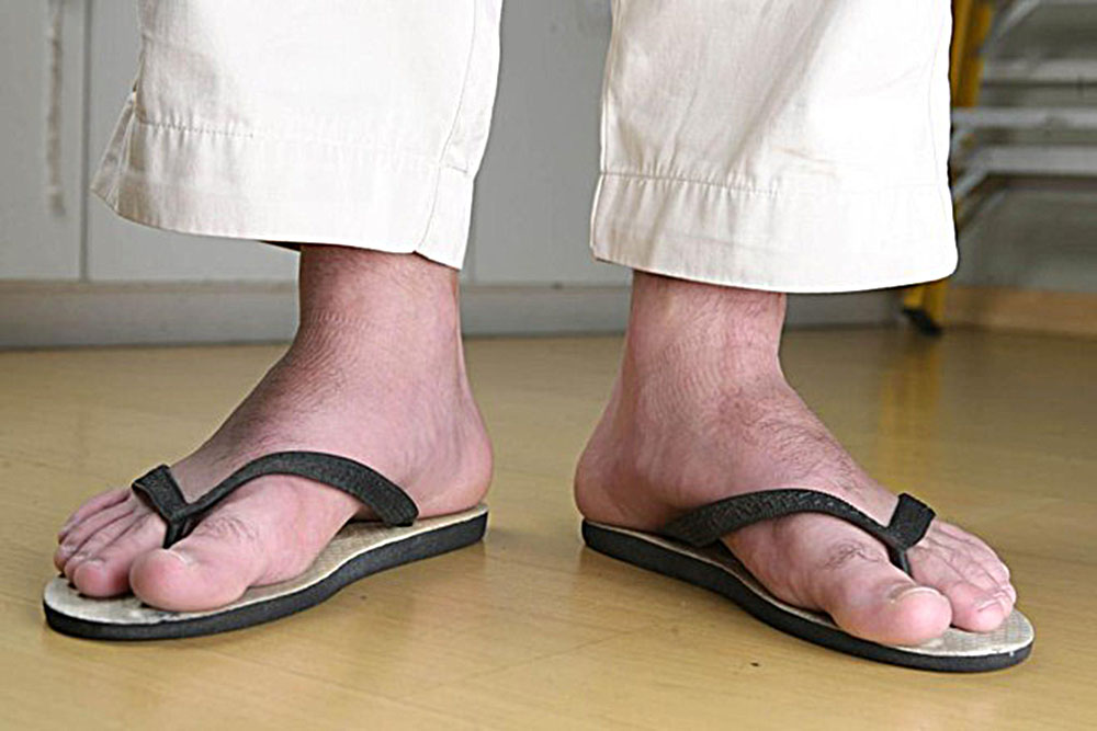 Uso de chinelos por tempo prolongado pode levar a lesões nos pés 9 chinelos Uso de chinelos por tempo prolongado pode levar a lesões nos pés