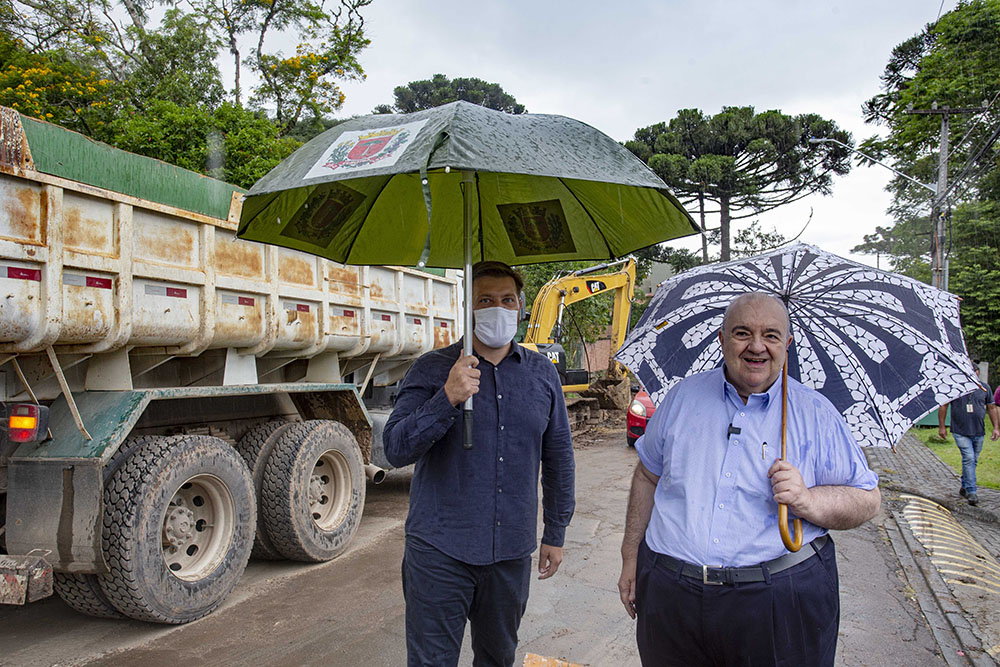 Quarta etapa do programa Asfalto no Saibro levará pavimentação a 56 ruas de Curitiba 1 curitiba rafael greca Quarta etapa do programa Asfalto no Saibro levará pavimentação a 56 ruas de Curitiba