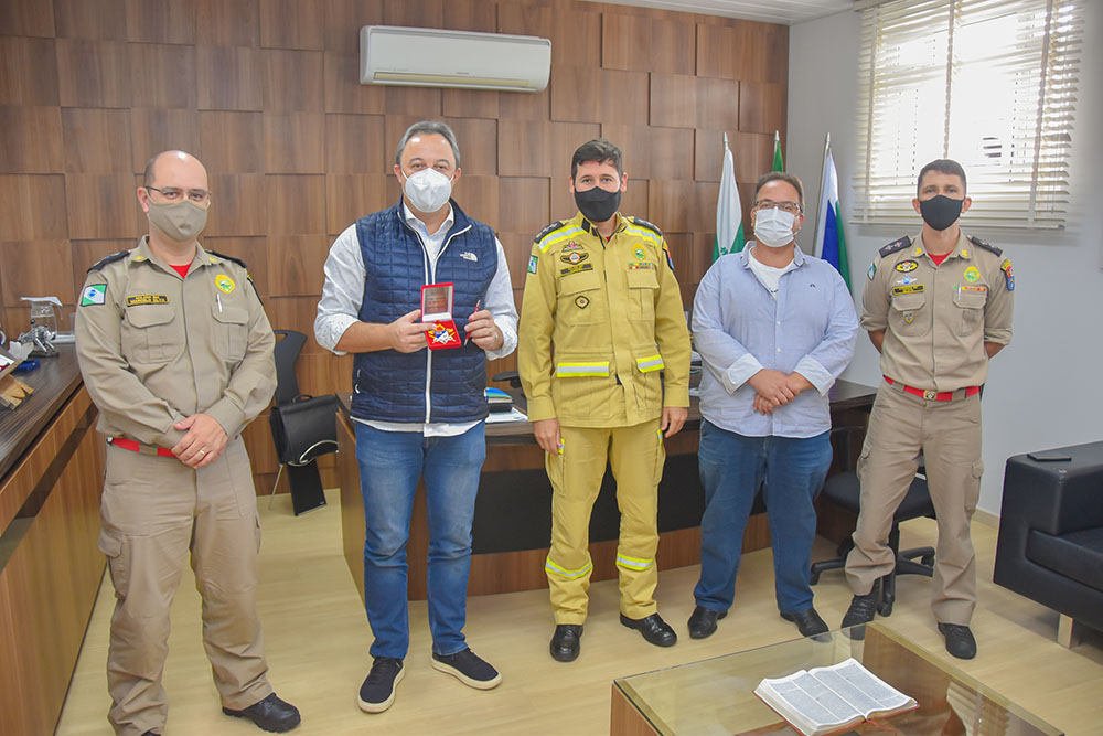 Prefeito Bihl Zanetti recebe a visita do 7º Grupamento do Corpo de Bombeiros de Campina Grande do Sul 9 bihl zanetti Prefeito Bihl Zanetti recebe a visita do 7º Grupamento do Corpo de Bombeiros de Campina Grande do Sul