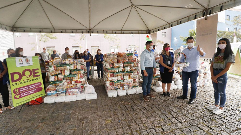 Campanha arrecada 145 toneladas de alimentos e 36 mil peças de roupas 4 curitiba doe solidariedade Campanha arrecada 145 toneladas de alimentos e 36 mil peças de roupas