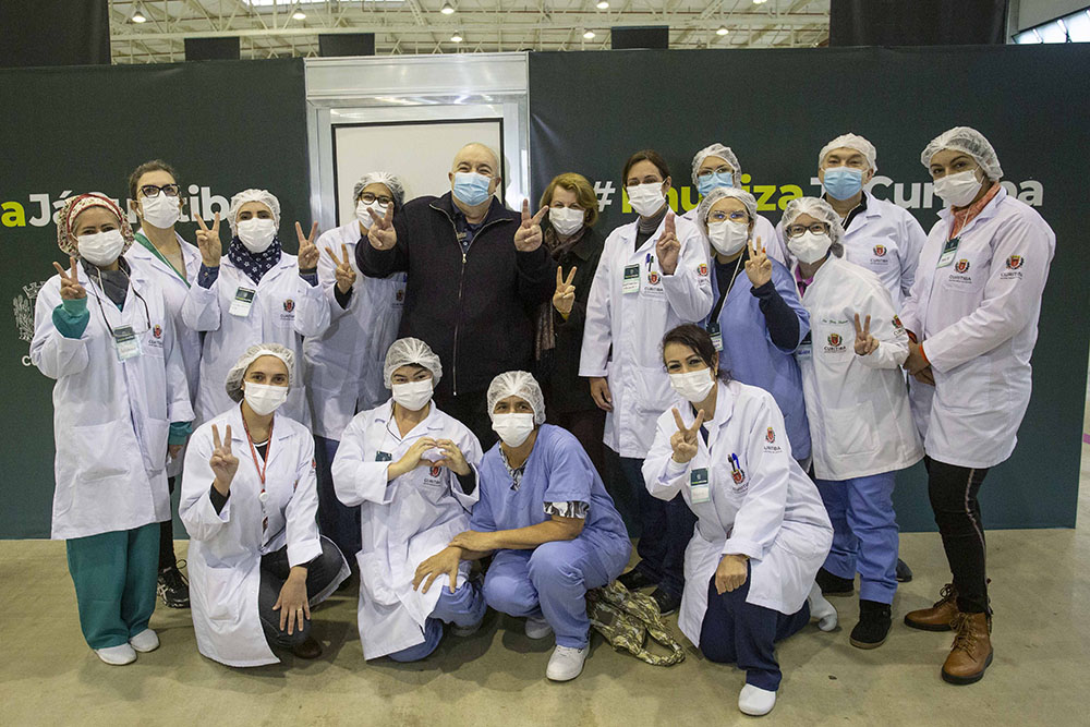 Greca recebe a segunda dose da vacina e homenageia enfermeiros 6 greca enfermeiros Greca recebe a segunda dose da vacina e homenageia enfermeiros