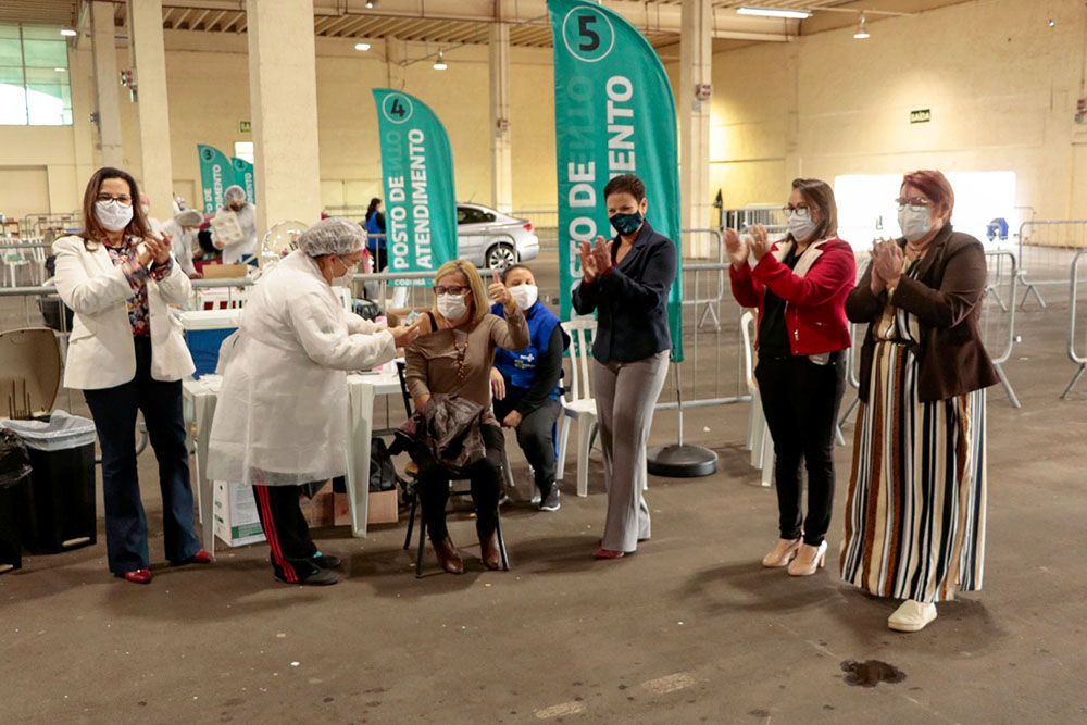 Cidade de Pinhais comemora primeiro dia de vacinação dos trabalhadores da educação 8 pinhais vacinacao educacao Cidade de Pinhais comemora primeiro dia de vacinação dos trabalhadores da educação