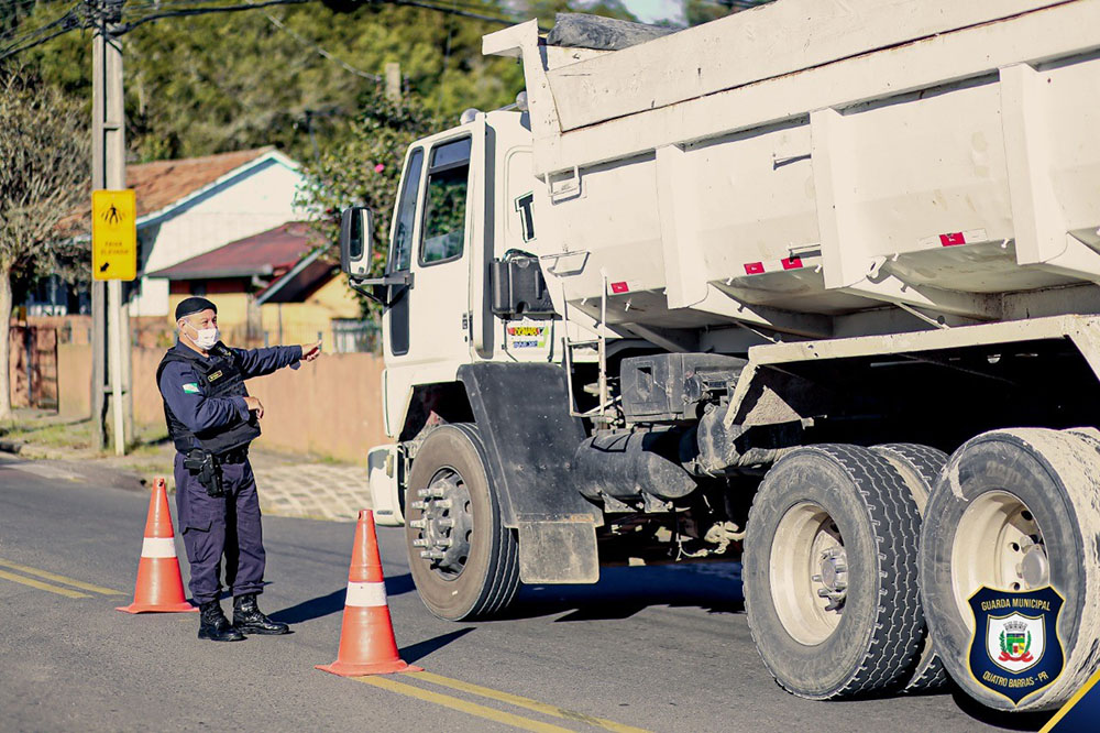 Guarda Municipal de Quatro Barras orienta sobre restrição de circulação de caminhões na região central 5 quatro barras caminhoes Guarda Municipal de Quatro Barras orienta sobre restrição de circulação de caminhões na região central