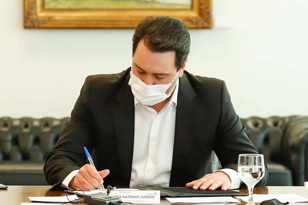 Governo antecipa toque de recolher e restringe funcionamento do comércio 1 ratinho junior decreto Governo antecipa toque de recolher e restringe funcionamento do comércio