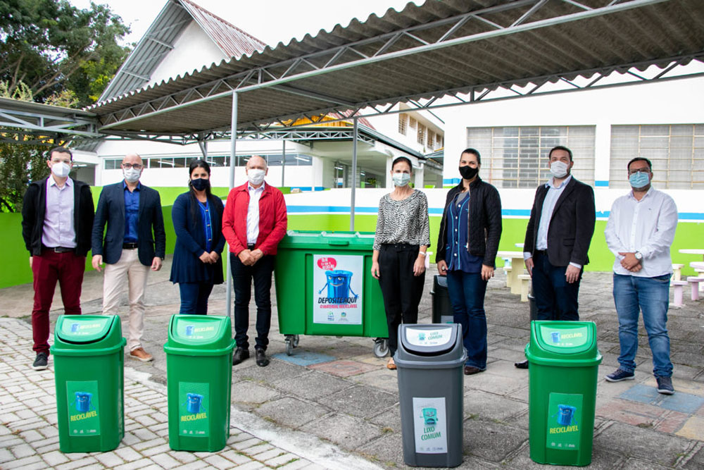 Meio Ambiente de São José dos Pinhais dá início à entrega de conjuntos de lixeiras para coleta seletiva 8 sao jose pinhais meio ambiente 01 Meio Ambiente de São José dos Pinhais dá início à entrega de conjuntos de lixeiras para coleta seletiva
