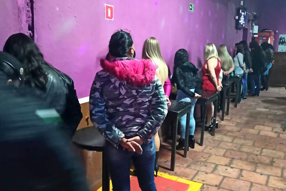 Polícia Militar interdita 16 comércios e dispersa mais de mil pessoas em Curitiba no fim de semana 3 festas clandestinas Polícia Militar interdita 16 comércios e dispersa mais de mil pessoas em Curitiba no fim de semana