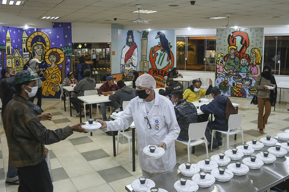 No coração de Curitiba, Mesa Solidária atende 130 pessoas no primeiro dia 1 mesa solidaria No coração de Curitiba, Mesa Solidária atende 130 pessoas no primeiro dia