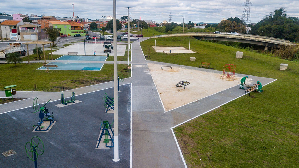 Equipamentos na praça do Parque Linear, em Pinhais, são instalados 4 pinhais parque linear Equipamentos na praça do Parque Linear, em Pinhais, são instalados