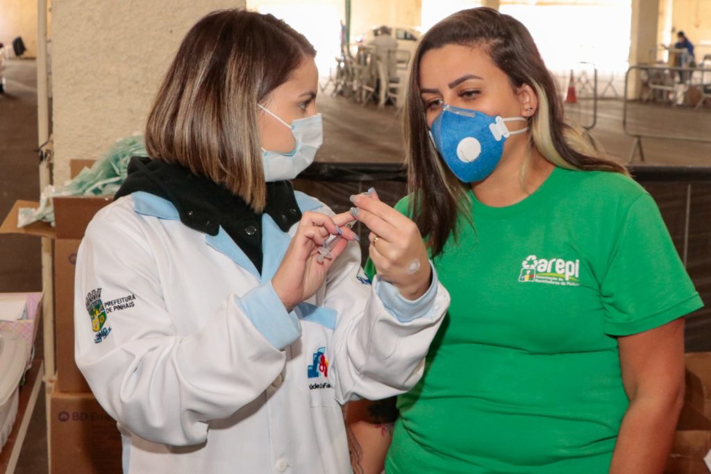 Trabalhadores da limpeza urbana recebem vacina em Pinhais 7 pinhais vacina limpeza Trabalhadores da limpeza urbana recebem vacina em Pinhais