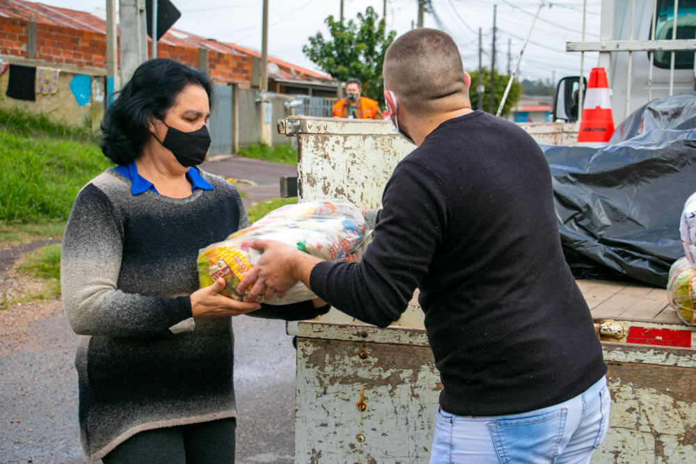 Famílias de São José dos Pinhais que participam dos programas habitacionais recebem cestas básicas 6 sao jose pinhais cesta basica Famílias de São José dos Pinhais que participam dos programas habitacionais recebem cestas básicas