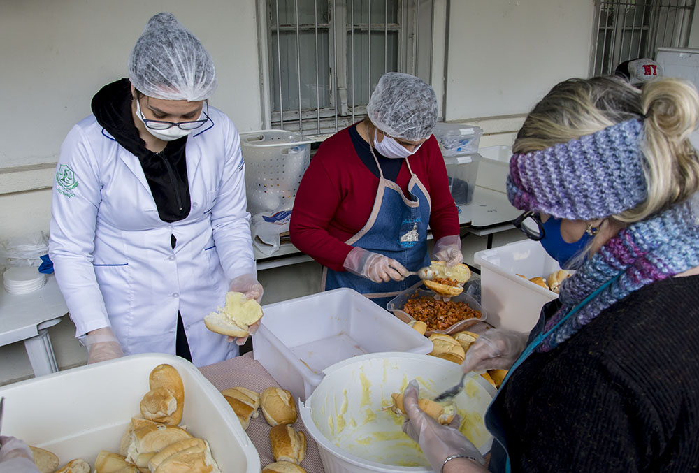 Programa Mesa Fraterna da Prefeitura de Curitiba já distribuiu 50 mil refeições gratuitas no Mesa Solidária 4 curitiba mesa fraterna 1 Programa Mesa Fraterna da Prefeitura de Curitiba já distribuiu 50 mil refeições gratuitas no Mesa Solidária