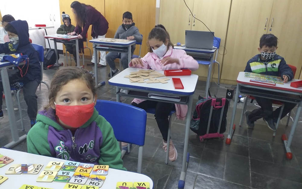 Estudantes de Curitiba reveem professores e amigos e recebem mediação pedagógica 2 curitiba volta as aulas 1 Estudantes de Curitiba reveem professores e amigos e recebem mediação pedagógica