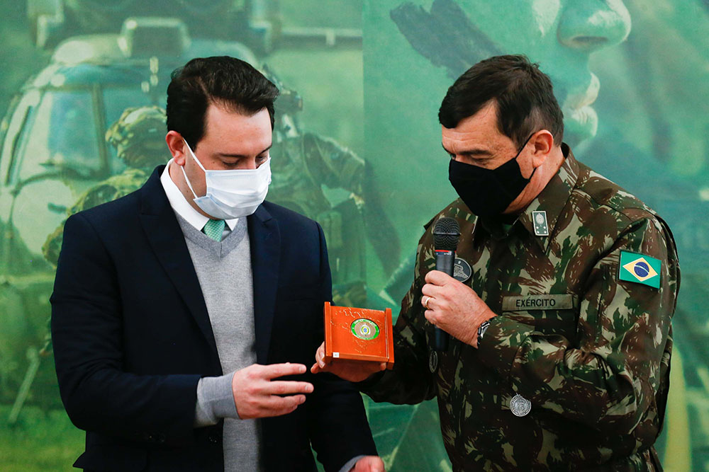 Governador apresenta estrutura da Escola de Sargentos para comandante-geral do Exército 1 governo escola Governador apresenta estrutura da Escola de Sargentos para comandante-geral do Exército