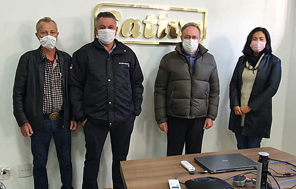 Deputado Tercilio Turini sugere estado de emergência diante dos prejuízos na agropecuária do Paraná 7 Produtor Vilson Mouro, Paulo Maciel (presidente da Cativa), deputado Tercilio Turini e a agrônoma Mirian Song se reuniram em Londrina