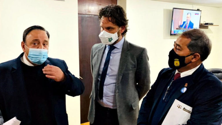 Deputado Goura com o líder do Governo na Assembleia, deputado Hussein Bakri, e o presidente do Sidepol, Antônio Simião
