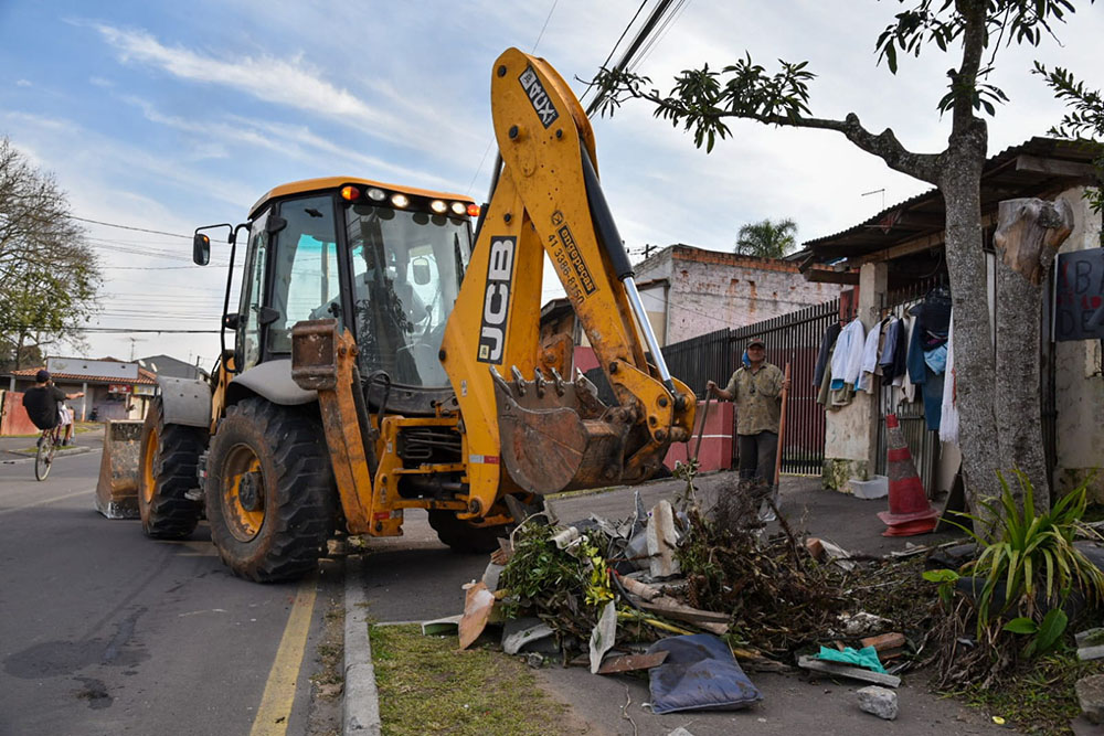 Colombo MAIS Limpa já retirou mais de mil toneladas de entulhos das ruas em 3 meses 5 De acordo com o secretário Municipal de Meio Ambiente, José Vicente de Lima, os trabalhos desenvolvidos pelo programa desde o início tem como principal objetivo gerar uma consciência ambiental coletiva da população