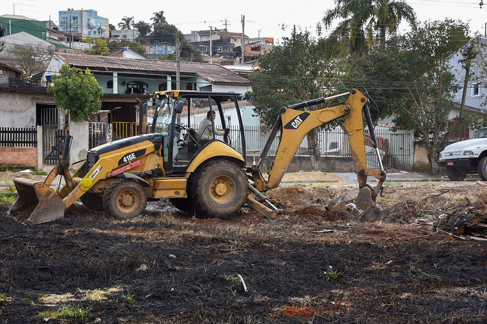 Prefeitura de Colombo lança Programa MAIS Obras Por Você 9 A ação inclui serviços de tapa-buracos, iluminação pública, patrolamento, manutenção de galerias, coleta de entulhos, melhorias nas vias de passeio e sinalização