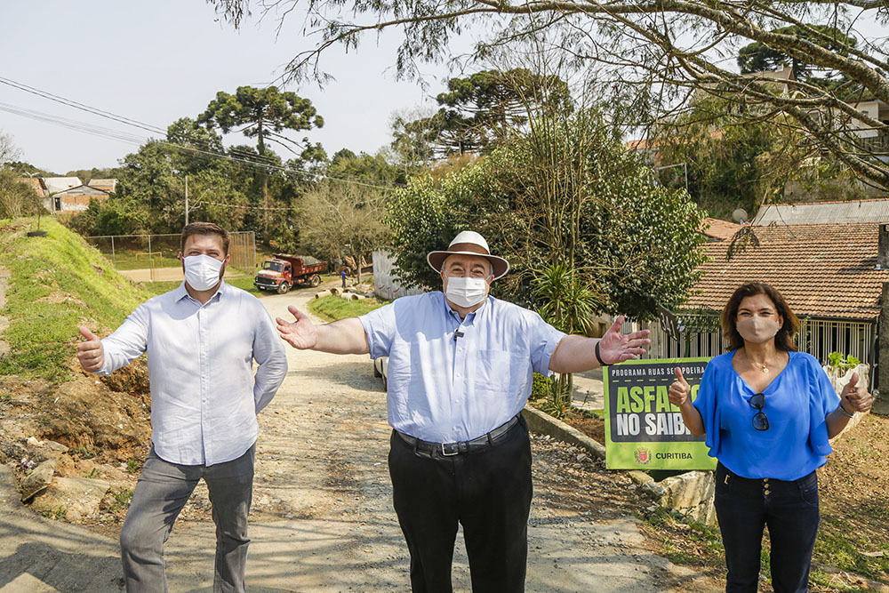 Em Curitiba, Regional Boa Vista ganha asfalto e drenagem em ruas de saibro 3 Greca vistoria as obras acompanhado pelo secretário de Obras, Rodrigo Rodrigues e da administradora da Regional Boa Vista, Janaína Lopes Gehr