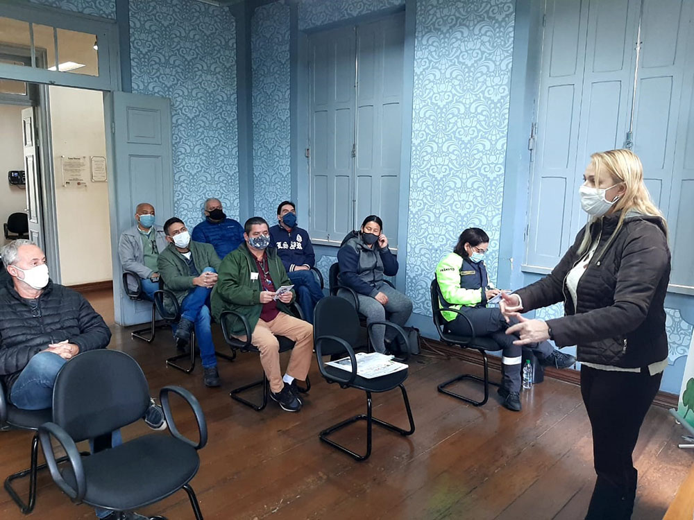 Com capacitação de servidores, Prefeitura de Curitiba reforça descarte correto de lixo 5 Prefeitura de Curitiba inicia programa de coleta seletiva na administração pública