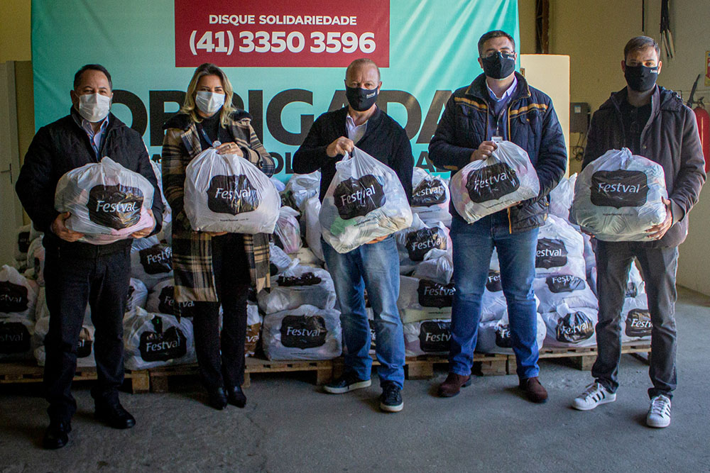 Fundação de Ação Social, de Curitiba, recebe roupas e cobertas arrecadadas pelo Festval 8 Fabiano Vilaruel, Luciane Diehl, Paulo Beal, Fabiano Szpyra, Paulo Henrique Beal, durante o recebimento da doação
