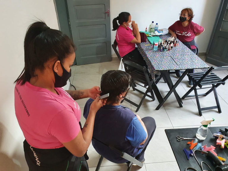 As voluntárias interagiram com as mulheres atendidas na sessão de embelezamento para integrá-las e motivá-las