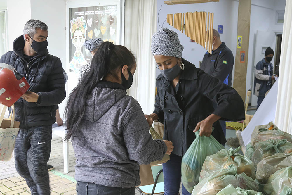 Prefeitura de Curitiba já entregou 1,4 milhão de kits às famílias dos estudantes 7 As entregas são feitas nas unidades onde a criança está matriculada